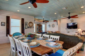 OV4 4BR House on Stilts, Near Beach, Shared Pool, Balcony Overlooking Private Complex Pond
